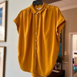 Madewell button down 100% Viscose. size small but oversized. EUC